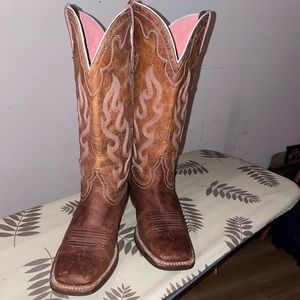 Ariat cowgirl boots size 9B